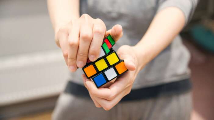 Rubik küp nasıl çözülür? İşte adım adım Rubik çözümü...