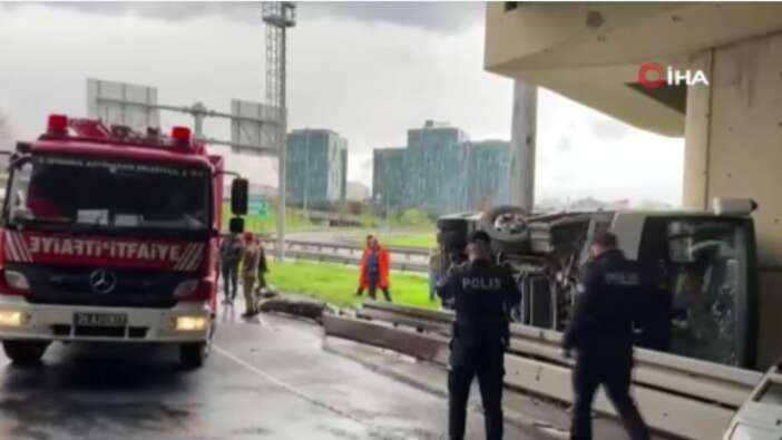 İstanbul'da sivil polisleri taşıyan minibüs devrildi! 6 kişi yaralandı