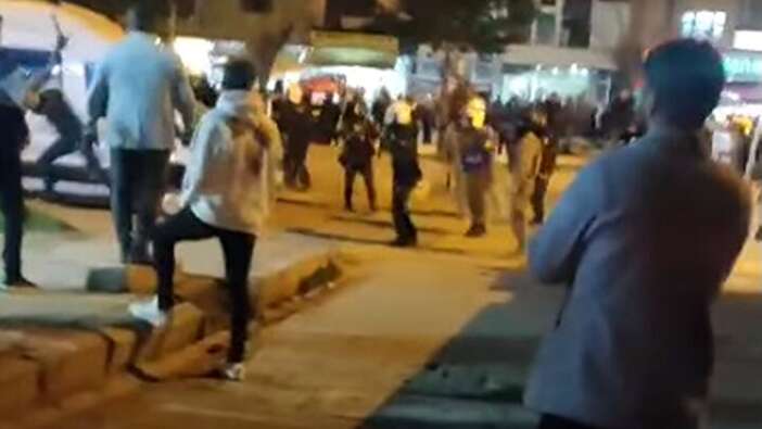 Bitlis'in Güroymak ilçesinde belediye başkanlığı YRP'den AK Parti'ye geçti! Sonucu hazmedemeyen YRP'li grup ortalığı savaş alanına çevirdi! 5 polis yaralandı, 14 gözaltı