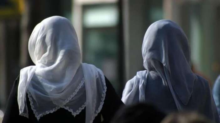 İsveç'te ayrımcılık sayıldı: Başörtülü olduğu için işinden olan kadın için karar verildi!