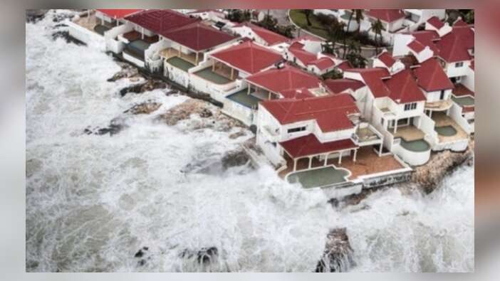 Irma yıkıp geçiyor! İki Karayip adası tamamen yerle bir oldu