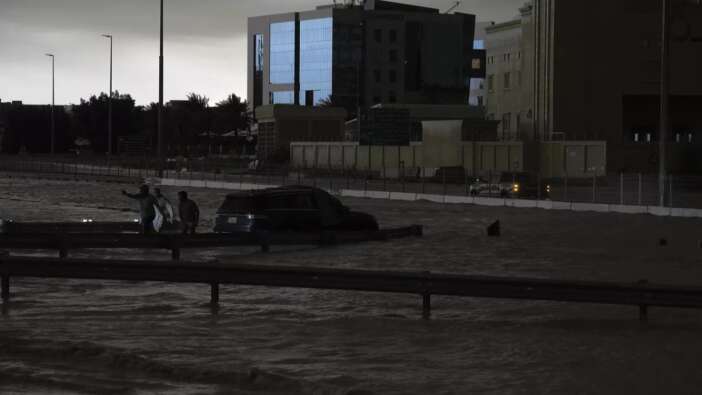 BAE'de sağanak hayatı felç etti! Dubai Uluslararası Havalimanı’nda uçaklar sel sularında güçlükle ilerledi