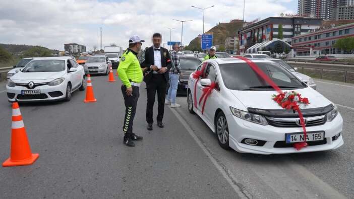 Gelin arabasının plakasını kapatan sürücü polisi tehdit etti