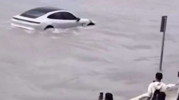 Bu da yüzen Porsche! Dubai'de çekilen görüntü sosyal medyada gündem oldu!