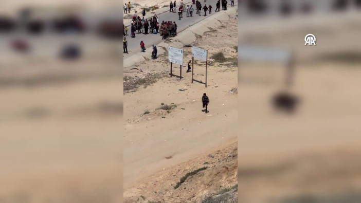 İşte İsrail ordusunun Gazze'nin kuzeyindeki evlerine dönmek isteyen Filistinlilere saldırı anı