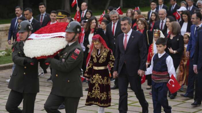23 Nisan coşkusu... Anıtkabir'in ilk ziyaretçileri Milli Eğitim Bakanı Tekin ve çocuklar oldu