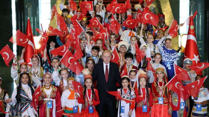 Cumhurbaşkanı Erdoğan Türk dünyası çocuklarıyla buluştu