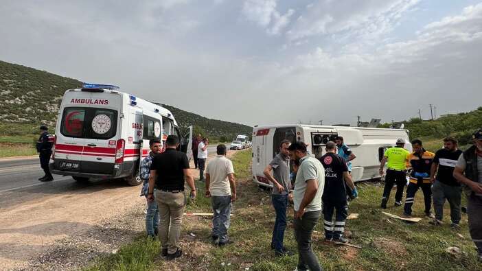 Gaziantep'te yolcu midibüsü devrildi! Ölü ve çok sayıda yaralı var