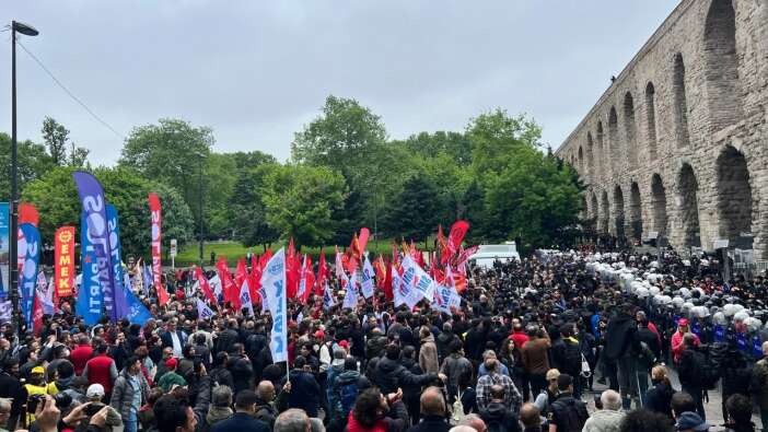 Taksim'e yürümek isteyen gruba Saraçhane'de polis müdahalesi