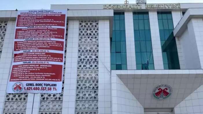 CHP’li belediye, önceki CHP'li yönetimin borçlarını binaya astı!