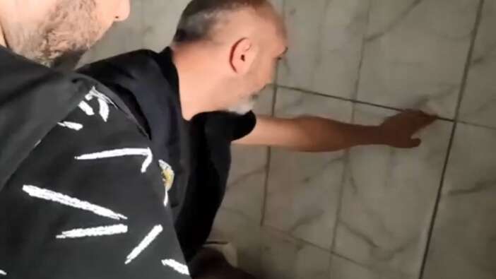Mersin'de, aranan şahıs duvarın içinden çıktı