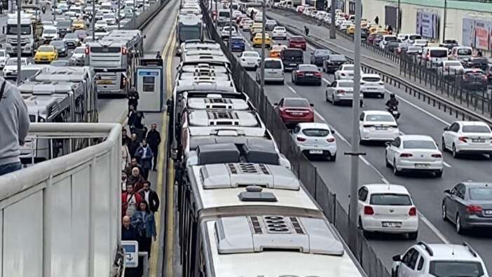 İstanbul'da metrobüs arızalandı! Uzun araç kuyruğu oluştu