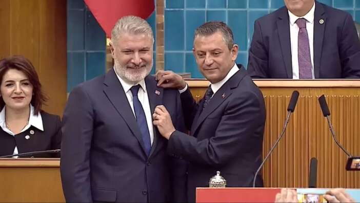 Özgür Özel, CHP'ye katılan Bahadır Erdem'e rozetini taktı!