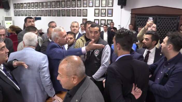 Bandırma Belediye Meclisi’nde gerginlik: Tansiyon bir anda yükseldi! Canlı yayını kestiler...