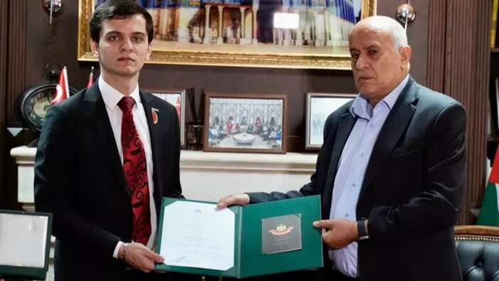 Filistin bayrağı açtığı için şampiyonluğu reddedilen Türk sporcu Necmettin Erbakan Akyüz'e, Filistin devletinden 'Kudüs Nişanı' ve 'Kudüs Şövalyesi' unvanı!
