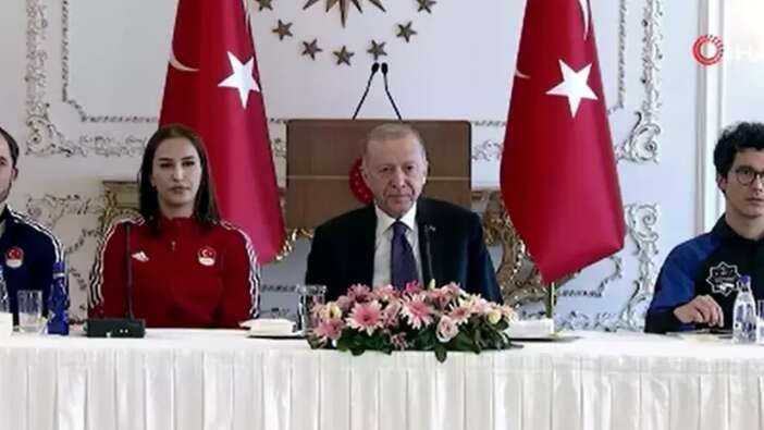 Cumhurbaşkanı Erdoğan, milli sporcularla ve gençlerle bir arada! ''19 Mayıs teslimiyete karşı milletimizin hür ve bağımsız yaşama kararlılığının sembolüdür''