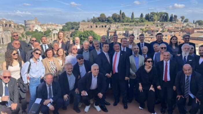 İmamoğlu'nun 15 milyon TL'lik Roma çıkarması! Uçak kiralayıp 45 gazeteciyi Roma'ya götürdü!