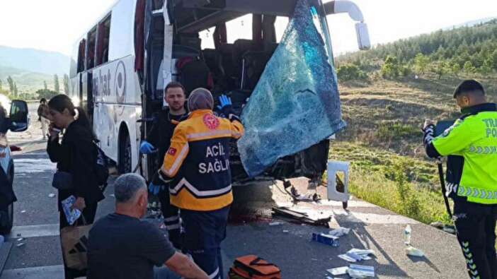 Afyonkarahisar'da korkunç kaza! Yolcu otobüsü kamyonetle çarpıştı: Çok sayıda yaralı var!