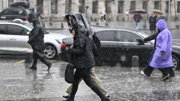 Meteoroloji'den kuvvetli sağanak uyarısı! Ani sel ve su baskınları yaşanabilir... Bu illerde yaşayanlar dikkat!