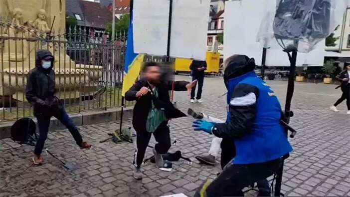 Kuran-ı Kerim'i yakmaya çalışıyordu! İslam karşıtı konuşmalarıyla tanınan Alman politikacıya canlı yayında bıçaklı saldırı