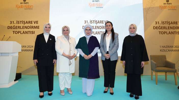 Emine Erdoğan, AK Parti'nin kadın MYK, MKYK üyeleri ve milletvekilleriyle bir arada! Güçlü aile, güçlü toplum mesajı