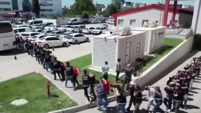 Zehir tacirlerine NARKOÇELİK-21 Operasyonu! 12 ayrı uyuşturucu suç çetesi çökertildi
