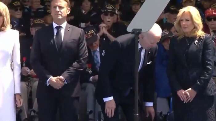 Yine gündem oldu! Biden bu kez de var olmayan bir sandalyeye oturmaya çalıştı!