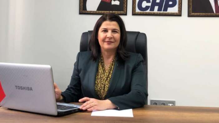 CHP'li Foça Belediyesi'ne haciz şoku! Başkanlık makamındaki masa ve koltuklar bile gitti...