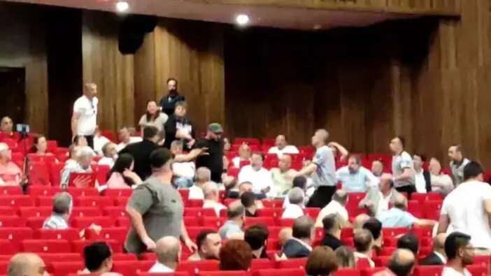 CHP toplantısında skandal sözler: Caner seni vururum!