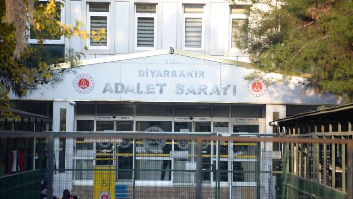 Diyarbakır'da PKK/KCK soruşturması: Eski HDP'li belediye başkanı dahil 6 kişi tutuklandı