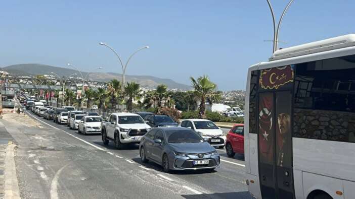 Bayram gelmeden trafik geldi! Tatil beldelerinde trafik kilitlendi