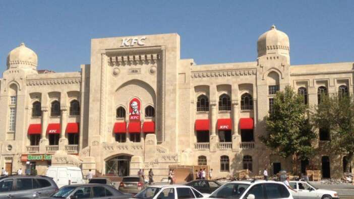 İsrail daha çok müslüman öldürür! Hacılar İşgalci İsrail’i açıkça destekleyen KFC mağazasında uzun kuyruklar oluşturuyor