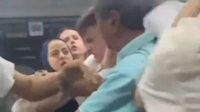 Marmaray'da büyük kavga! Tekmeler ve yumruklar havada uçuştu