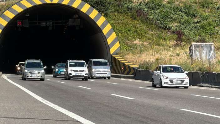 Anadolu Otoyolu'nun Bolu ve Düzce kesiminde bayram tatili dönüşü hareketliliği yaşanıyor! İşte yollarda son durum...