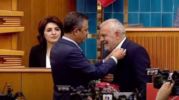 HDP'li eski vekil CHP'ye katıldı... Rozetini Özgür Özel taktı