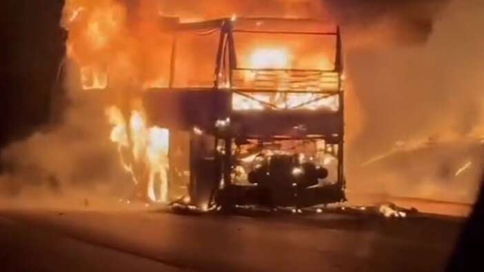 Adana'da yolcu otobüsü alev alev yandı; o anlar kamerada