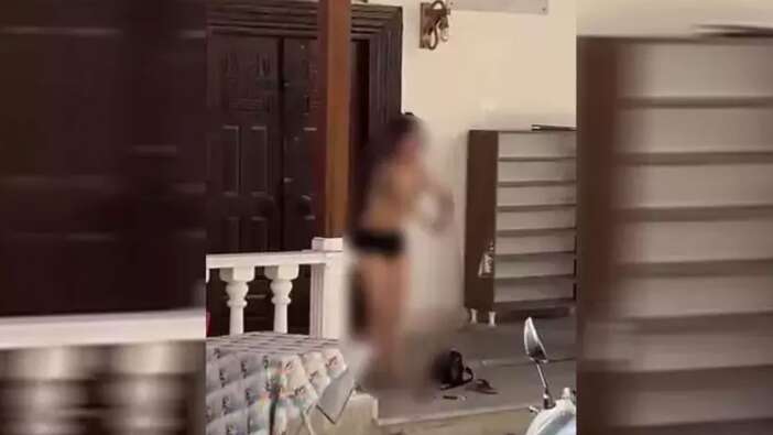 Balıkesir'de bir kadın cami önünde soyundu!