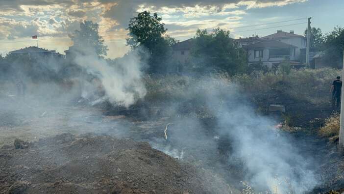 Evlere sıçramasın diye alevlere hortumlarla müdahale ettiler