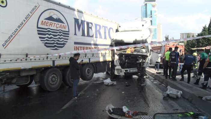 Beylikdüzü'nde TIR'ın çarptığı direk yolcu minibüsünün üstüne devrildi