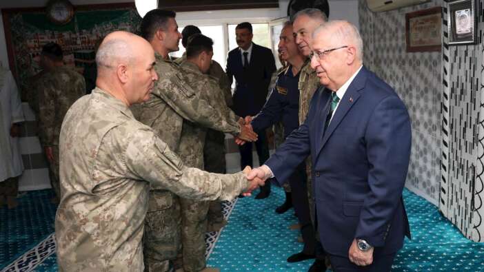 Bakan Güler ve beraberindeki TSK komuta kademesi Cumhurbaşkanı Erdoğan’ı karşıladı