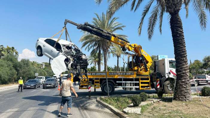 Alanya'da otomobil ile kamyonetin çarpışması sonucu 6 kişi yaralandı
