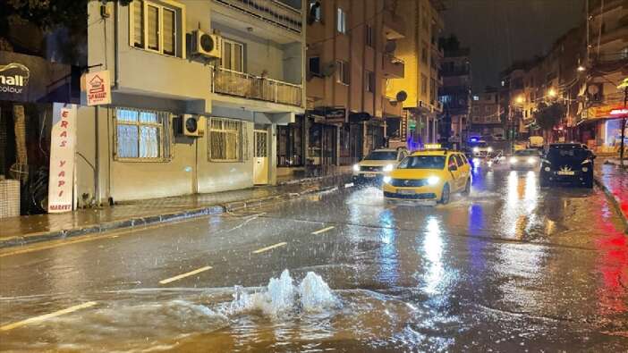 İzmir kent merkezinde sağanak etkili oldu! Sokakları su bastı...