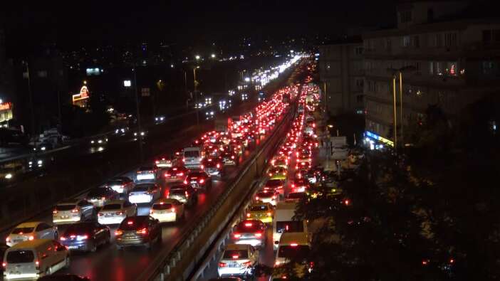 Avcılar D-100’de zincirleme kaza! Trafik kilitlendi