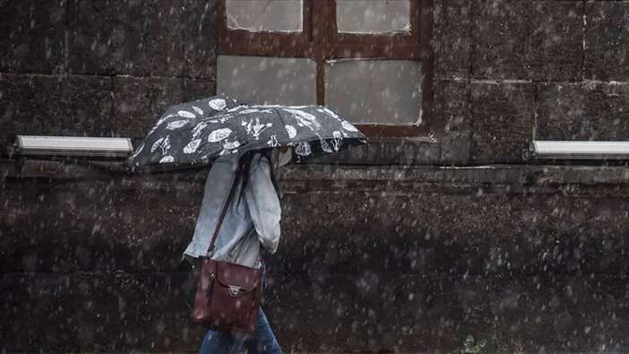 Meteoroloji'den saat vererek uyardı! Sağanak yağış uyarısı 17 kente yükseldi! İşte son hava durumu tahminleri...