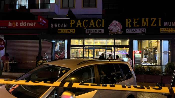 Esenyurt’ta motosikletli şahıslar restorana silahlı saldırı düzenledi!
