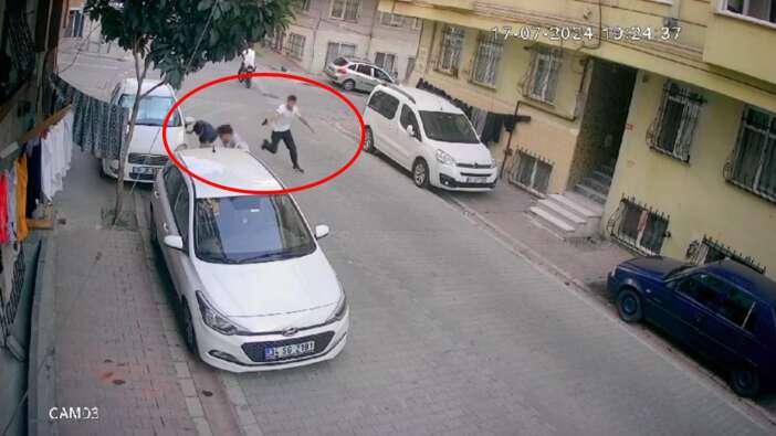 Esenyurt'ta sokak ortasında dehşet! Elinde silahla koşarak gelen şahıs, 2 genci vurdu...