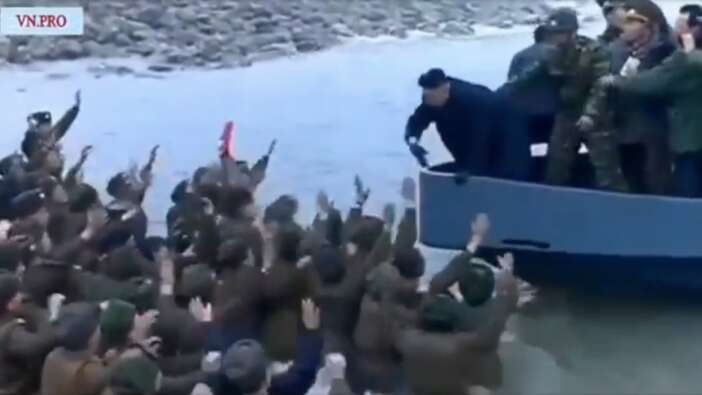 Böyle ilgi görülmedi... Kuzey Koreliler Kim Jong Un'un teknesini neredeyse batıracaktı!