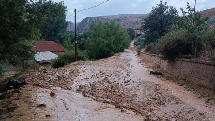 Sivas'ta sel felaketi! Köyü su bastı...