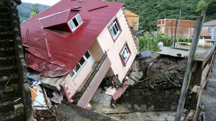 Giresun'da kuvvetli yağış! Bir ev yan yattı, su baskınları meydana geldi