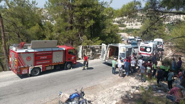 Mersin'de korkunç kaza: Tarım işçilerini taşıyan minibüs devrildi